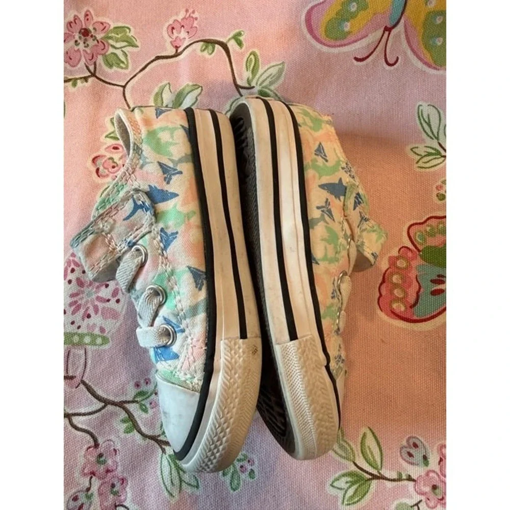 Converse Girls Shark Sneakers 6 GUC